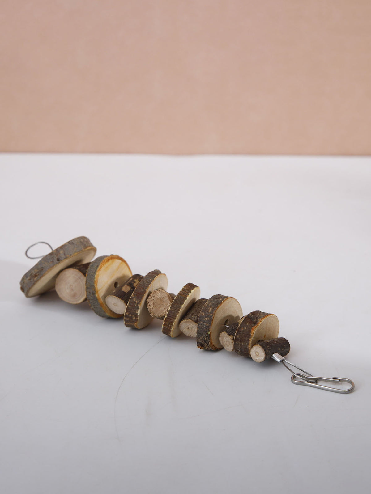 Brochette de rondelles de bois de pomme avec son crochet métallique