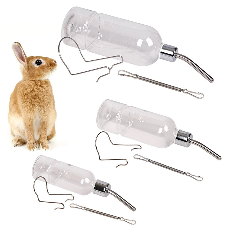 Lapin roux et les trois biberons posés avec leurs clips métalliques