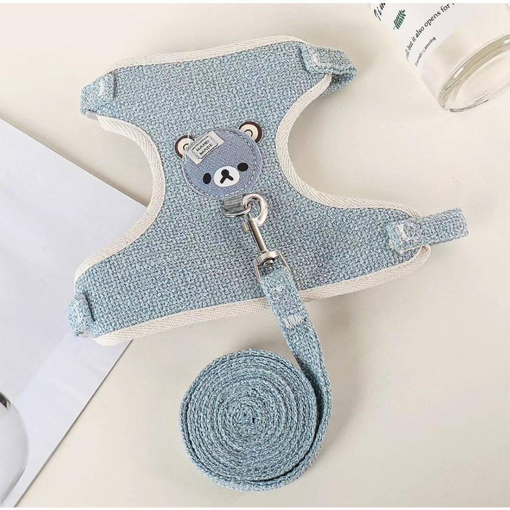 Harnais gilet bleu et sa laisse assortie posés sur une table