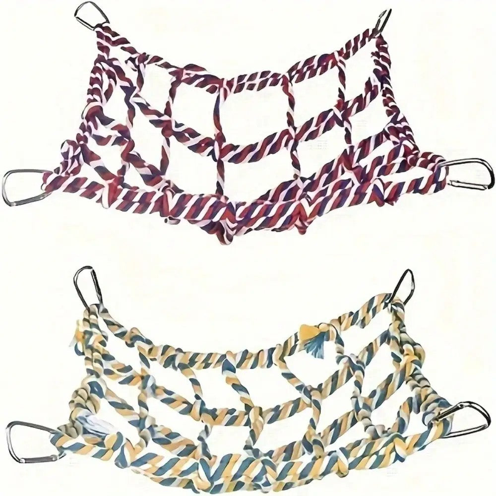 Deux filets d'escalade pour rat suspendus par leurs quatre mousquetons, coloris rouge et jaune
