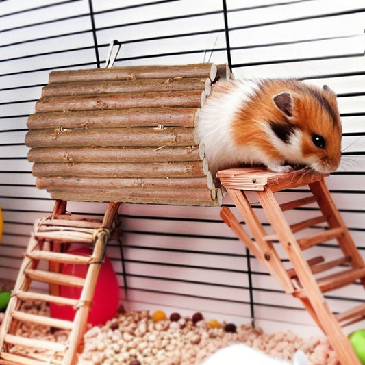 Tunnel en bois suspendu à la grille d'une cage par son crochet