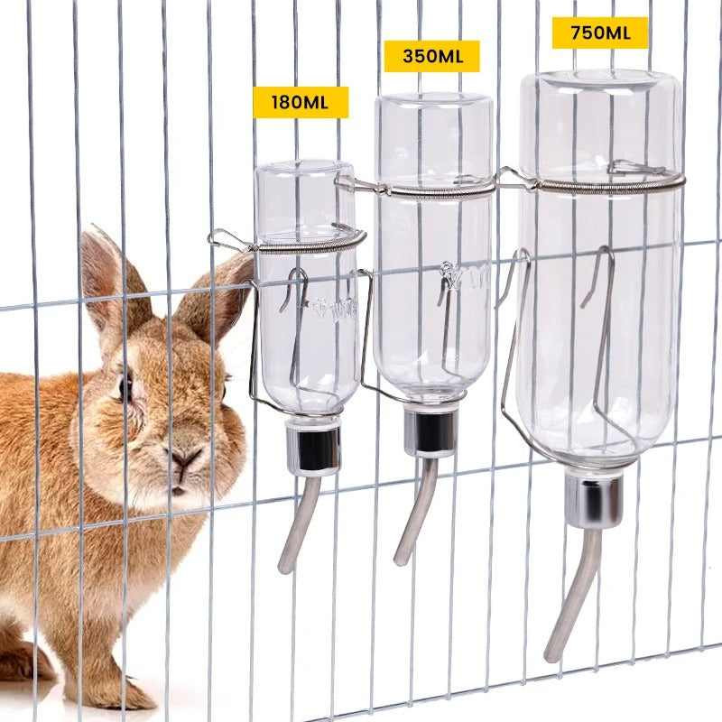 Lapin roux devant trois biberons de 180, 350 et 750 ml accrochés aux barreaux