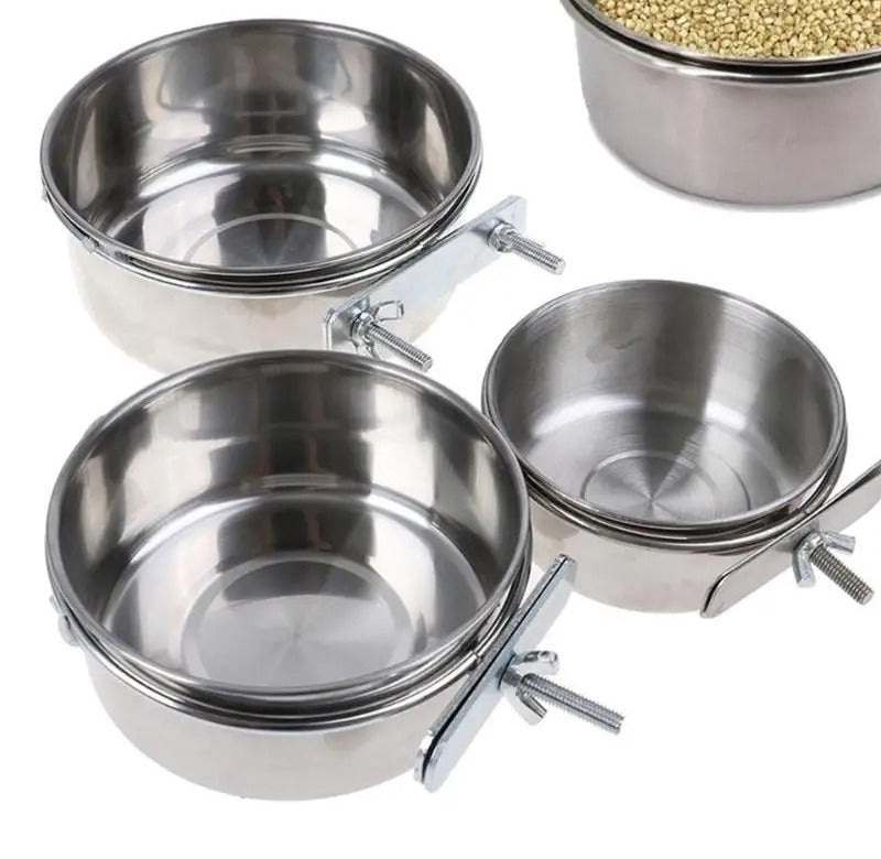 Les trois diamètres de gamelle inox à pince posés côte à côte