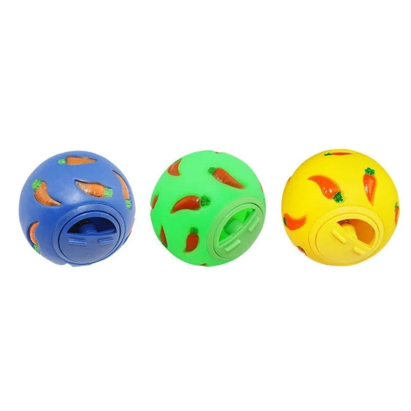 Les trois coloris de la balle à friandises côte à côte : bleu, vert, jaune