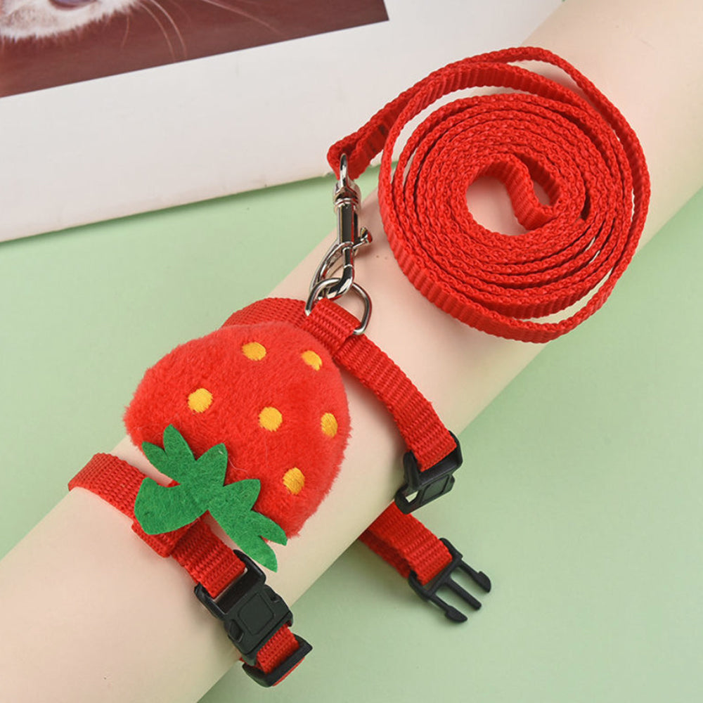 Harnais à motif fraise passé autour d'un bras, pour donner l'échelle
