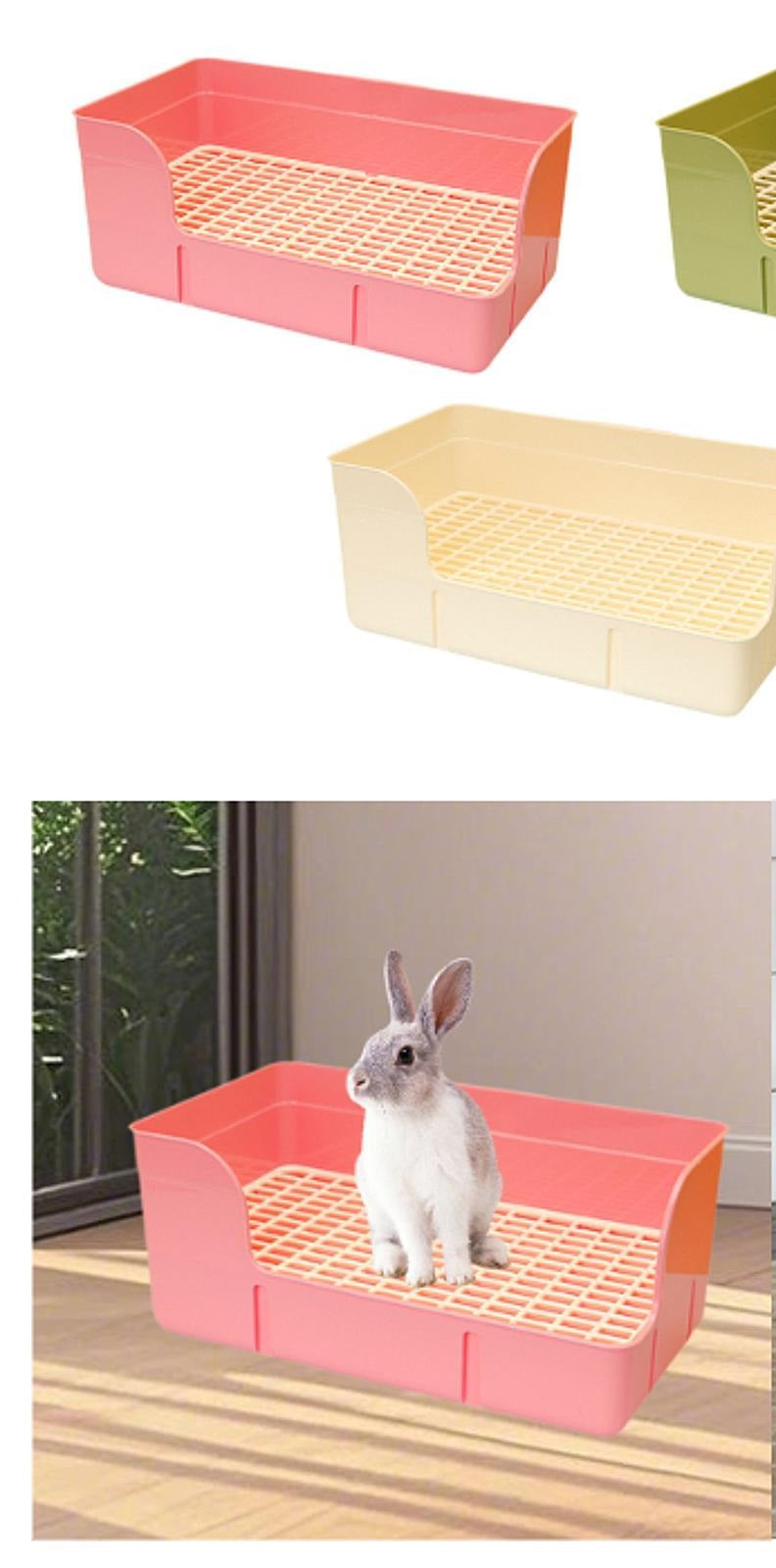 Lapin gris et blanc assis dans un grand bac à litière rose installé le long d'une paroi