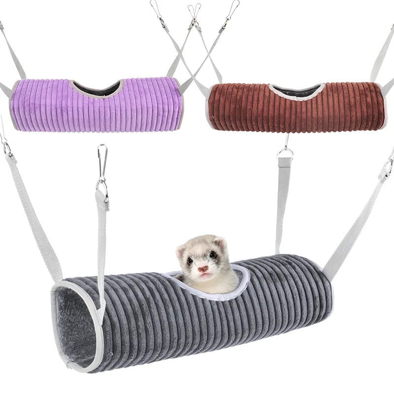Trois tunnels-hamacs fermés pour rat suspendus par leurs sangles, coloris violet, brun et gris