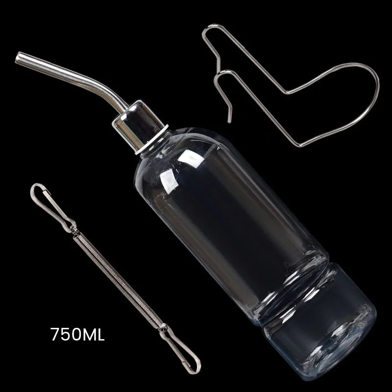 Biberon de 750 ml avec son embout métallique coudé et son clip de fixation