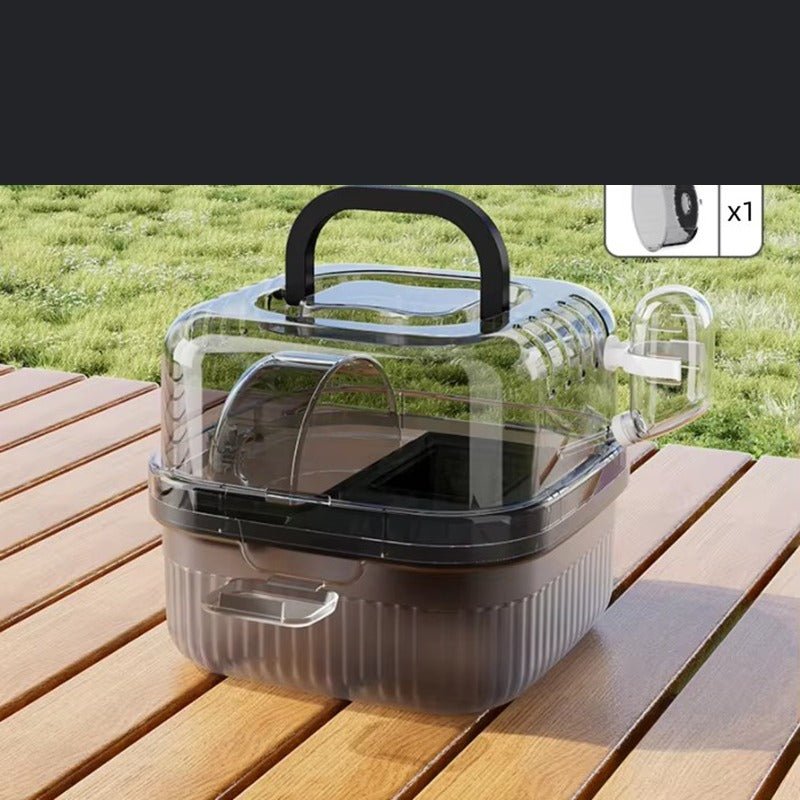 Cage de voyage noire avec sa roue et sa bouteille d'eau
