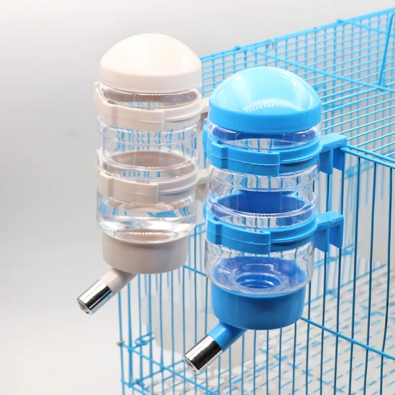 Bouteilles à support rigide blanche et bleue accrochées aux barreaux d'une cage par leurs deux crochets