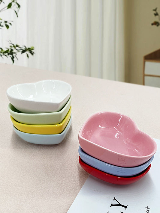 Coupelles en céramique en forme de cœur empilées, plusieurs coloris