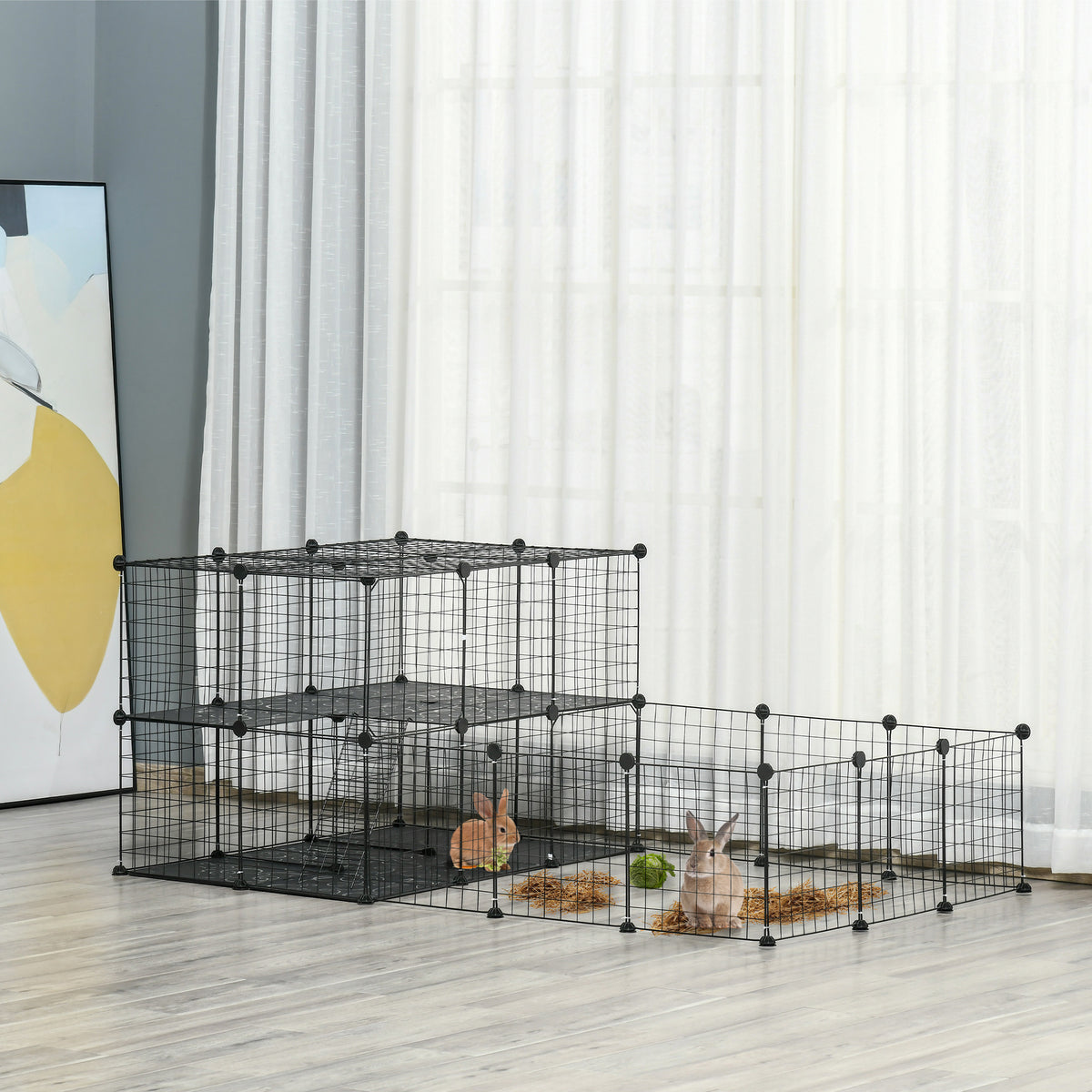 Deux lapins dans un très grand enclos modulable à deux niveaux installé dans un salon