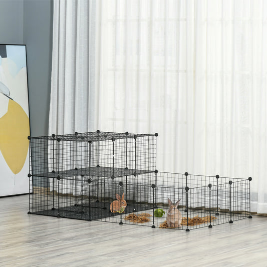 Deux lapins dans un très grand enclos modulable à deux niveaux installé dans un salon